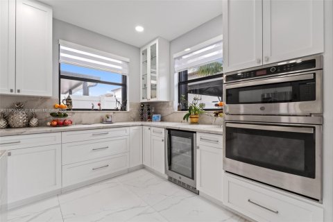 House in Hialeah, Florida 5 bedrooms, 308.06 sq.m. № 1965223 - photo 11