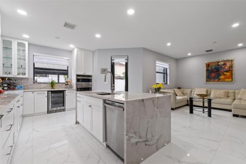 House in Hialeah, Florida 5 bedrooms, 308.06 sq.m. № 1965223 - photo 10