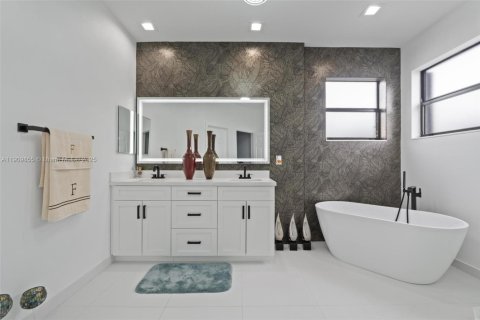 House in Hialeah, Florida 5 bedrooms, 308.06 sq.m. № 1965223 - photo 23