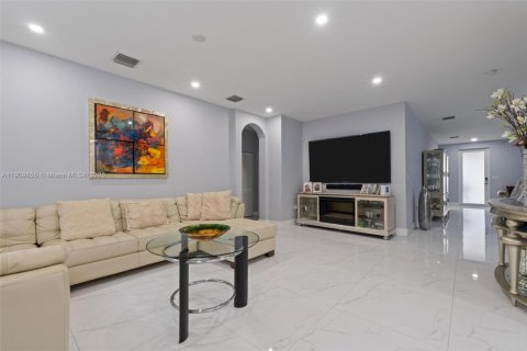 House in Hialeah, Florida 5 bedrooms, 308.06 sq.m. № 1965223 - photo 3