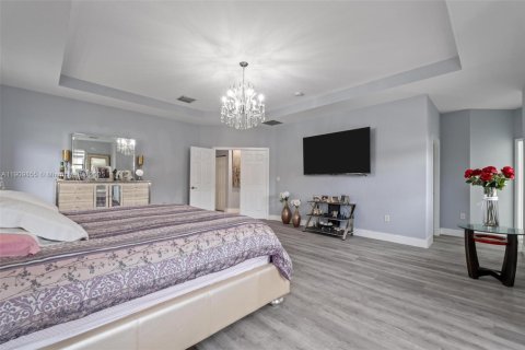 House in Hialeah, Florida 5 bedrooms, 308.06 sq.m. № 1965223 - photo 21