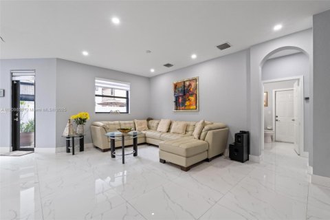 House in Hialeah, Florida 5 bedrooms, 308.06 sq.m. № 1965223 - photo 7