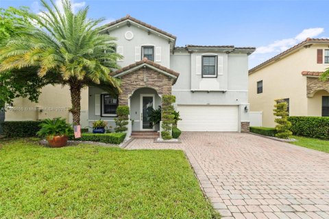 House in Hialeah, Florida 5 bedrooms, 308.06 sq.m. № 1965223 - photo 1