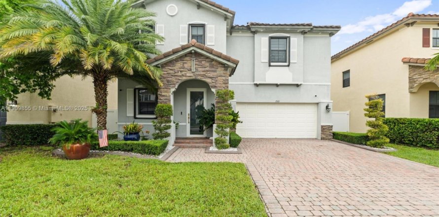 House in Hialeah, Florida 5 bedrooms, 308.06 sq.m. № 1965223