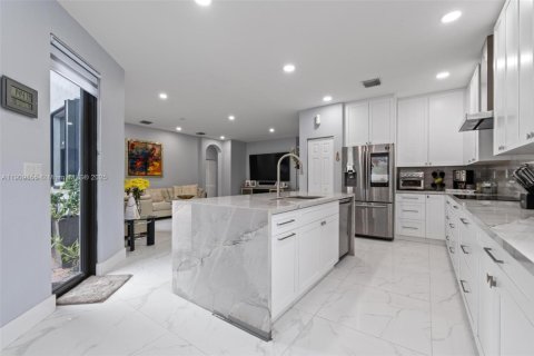 House in Hialeah, Florida 5 bedrooms, 308.06 sq.m. № 1965223 - photo 12