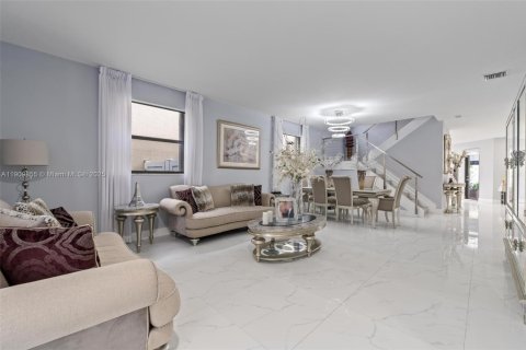 House in Hialeah, Florida 5 bedrooms, 308.06 sq.m. № 1965223 - photo 5