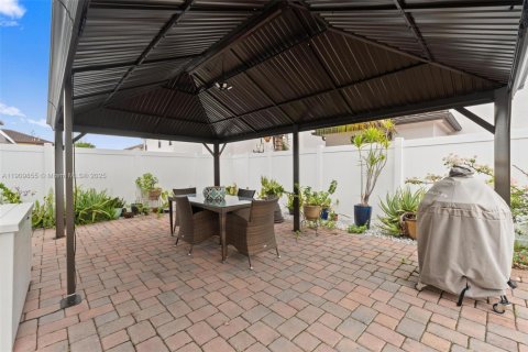 House in Hialeah, Florida 5 bedrooms, 308.06 sq.m. № 1965223 - photo 15