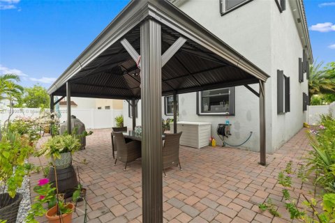 House in Hialeah, Florida 5 bedrooms, 308.06 sq.m. № 1965223 - photo 16