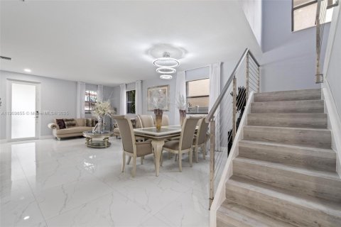 House in Hialeah, Florida 5 bedrooms, 308.06 sq.m. № 1965223 - photo 6