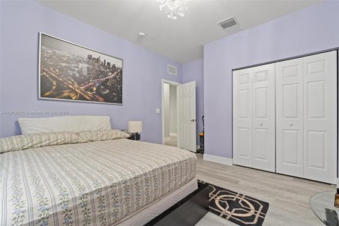 House in Hialeah, Florida 5 bedrooms, 308.06 sq.m. № 1965223 - photo 29