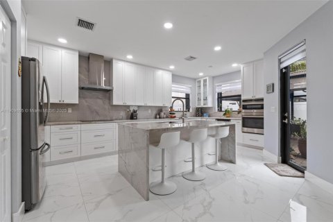 House in Hialeah, Florida 5 bedrooms, 308.06 sq.m. № 1965223 - photo 4