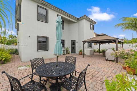 House in Hialeah, Florida 5 bedrooms, 308.06 sq.m. № 1965223 - photo 14