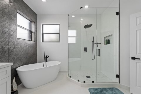 House in Hialeah, Florida 5 bedrooms, 308.06 sq.m. № 1965223 - photo 24