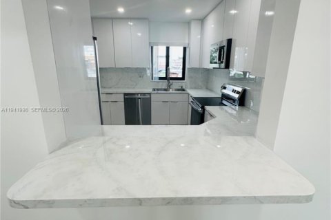 Touwnhouse à vendre à Hialeah, Floride: 2 chambres, 116.13 m2 № 1999362 - photo 13