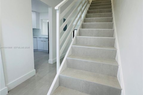 Touwnhouse à vendre à Hialeah, Floride: 2 chambres, 116.13 m2 № 1999362 - photo 5