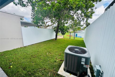 Touwnhouse à vendre à Hialeah, Floride: 2 chambres, 116.13 m2 № 1999362 - photo 16