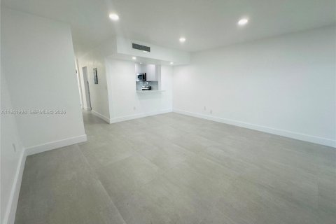 Touwnhouse à vendre à Hialeah, Floride: 2 chambres, 116.13 m2 № 1999362 - photo 12