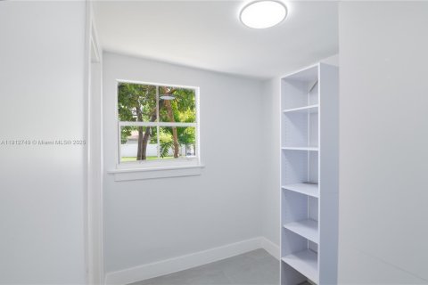 Casa en venta en Miami, Florida, 4 dormitorios, 128.02 m2 № 1968745 - foto 16