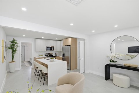 Casa en venta en Miami, Florida, 4 dormitorios, 128.02 m2 № 1968745 - foto 12