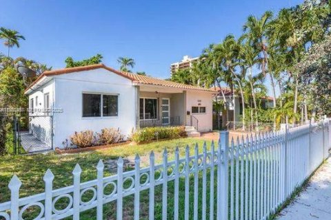 Снять в аренду виллу или дом в Майами, Флорида 3 спальни, 149.11м2, № 1990846 - фото 1