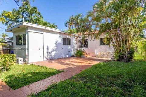 Снять в аренду виллу или дом в Майами, Флорида 3 спальни, 149.11м2, № 1990846 - фото 23