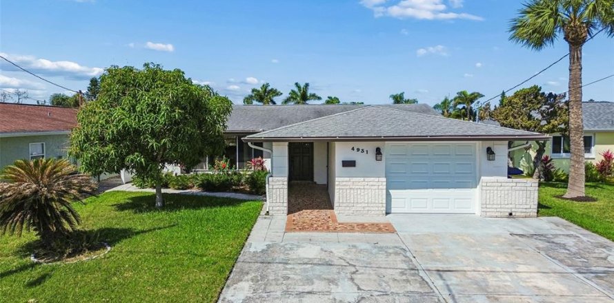 House in New Port Richey, Florida 2 bedrooms, 103.68 sq.m. № 2114203