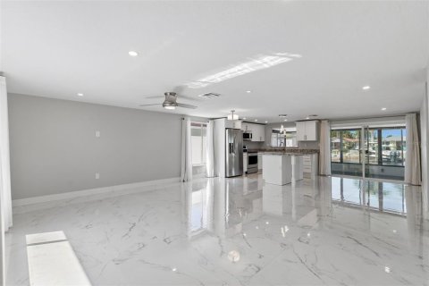 House in New Port Richey, Florida 2 bedrooms, 103.68 sq.m. № 2114203 - photo 9