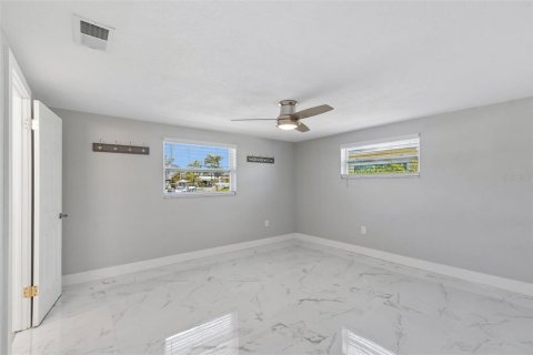 House in New Port Richey, Florida 2 bedrooms, 103.68 sq.m. № 2114203 - photo 17