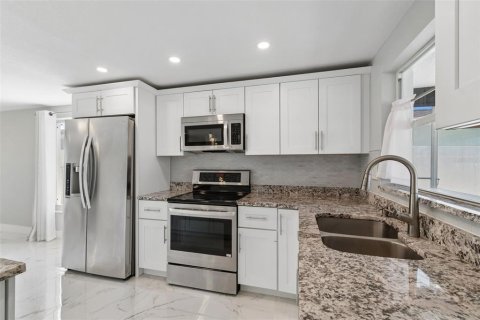 House in New Port Richey, Florida 2 bedrooms, 103.68 sq.m. № 2114203 - photo 13