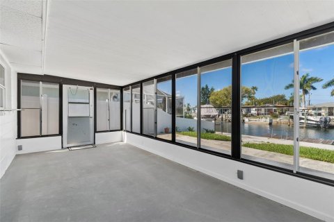House in New Port Richey, Florida 2 bedrooms, 103.68 sq.m. № 2114203 - photo 24