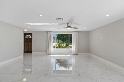House in New Port Richey, Florida 2 bedrooms, 103.68 sq.m. № 2114203 - photo 8