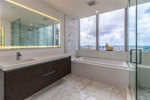 Condo in Miami, Florida, 3 bedrooms  № 2052912 - photo 15
