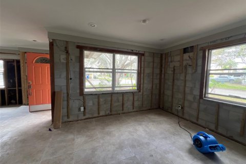 House in Saint Petersburg, Florida 3 bedrooms, 139.35 sq.m. № 1513988 - photo 6