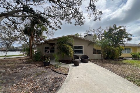 House in Saint Petersburg, Florida 3 bedrooms, 139.35 sq.m. № 1513988 - photo 1
