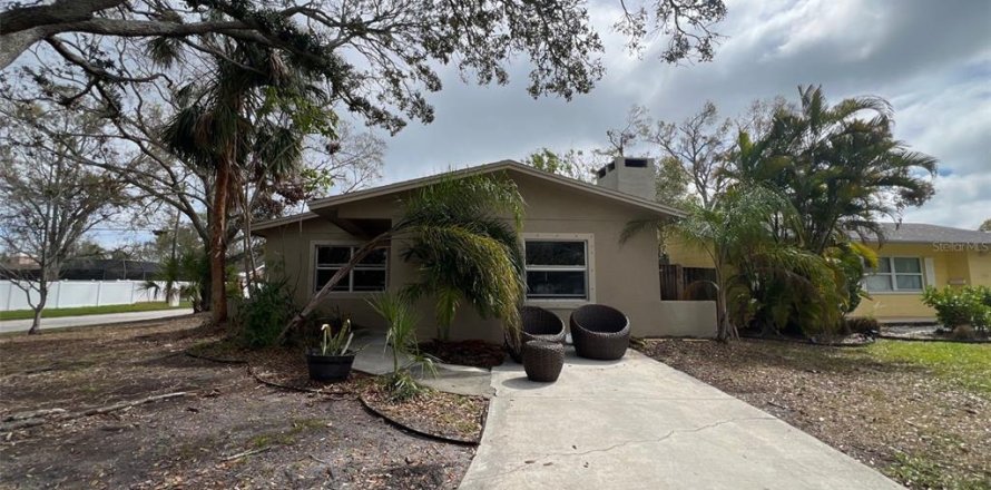 House in Saint Petersburg, Florida 3 bedrooms, 139.35 sq.m. № 1513988