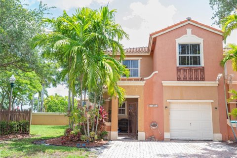 Купить таунхаус в Майами, Флорида 3 спальни, 141.03м2, № 1984275 - фото 1