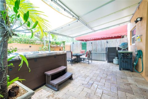 Купить таунхаус в Майами, Флорида 3 спальни, 141.03м2, № 1984275 - фото 19