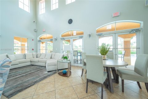 Купить таунхаус в Майами, Флорида 3 спальни, 141.03м2, № 1984275 - фото 23