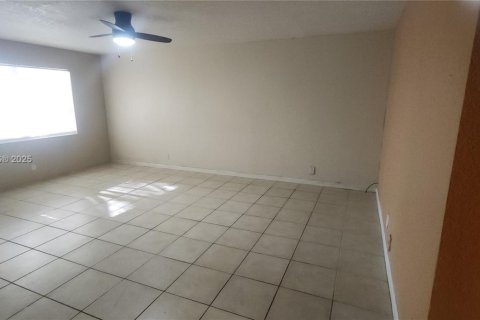Condo in Lauderhill, Florida, 2 bedrooms  № 1890899 - photo 3