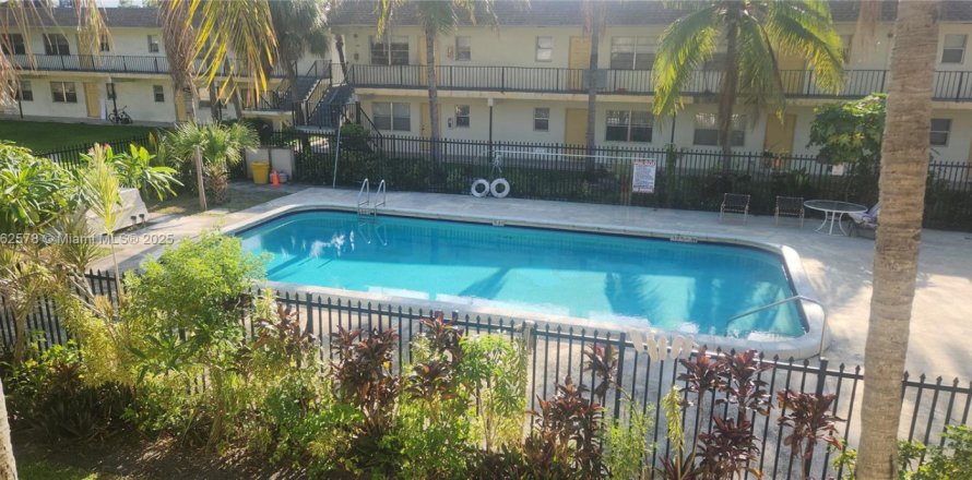 Condo in Lauderhill, Florida, 2 bedrooms № 1890899