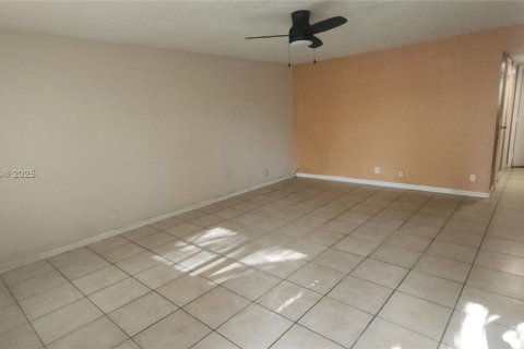 Condo in Lauderhill, Florida, 2 bedrooms  № 1890899 - photo 2