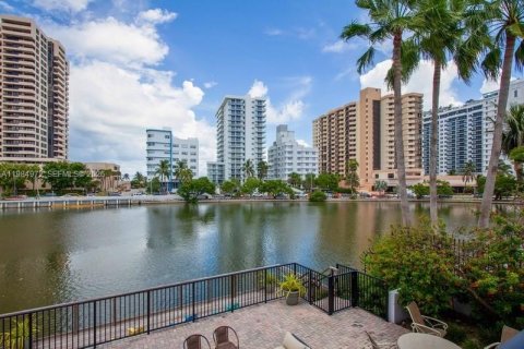 Condominio en Miami Beach, Florida, 2 dormitorios  № 2050853