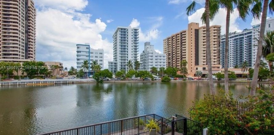 Condominio en Miami Beach, Florida, 2 dormitorios  № 2050853