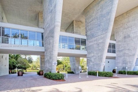 Condo in Miami Beach, Florida  № 2068418 - photo 4