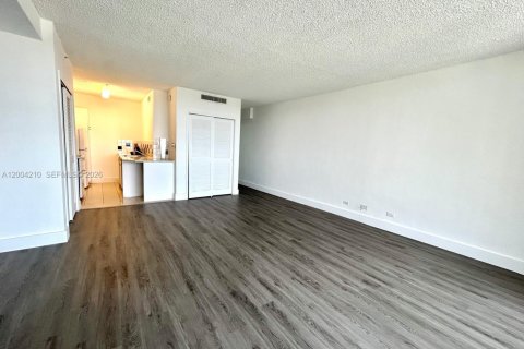 Condo in Miami Beach, Florida  № 2068418 - photo 11