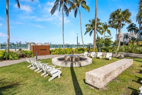 Condo in Miami Beach, Florida  № 2068418 - photo 8