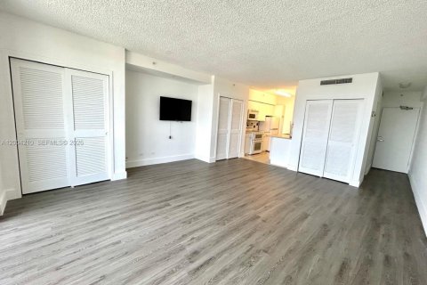 Condo in Miami Beach, Florida  № 2068418 - photo 13