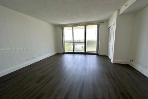 Condo in Miami Beach, Florida  № 2068418 - photo 12