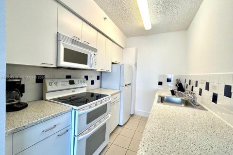 Condo in Miami Beach, Florida  № 2068418 - photo 15