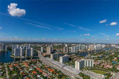 Condo in Sunny Isles Beach, Florida, 2 bedrooms  № 1996146 - photo 18